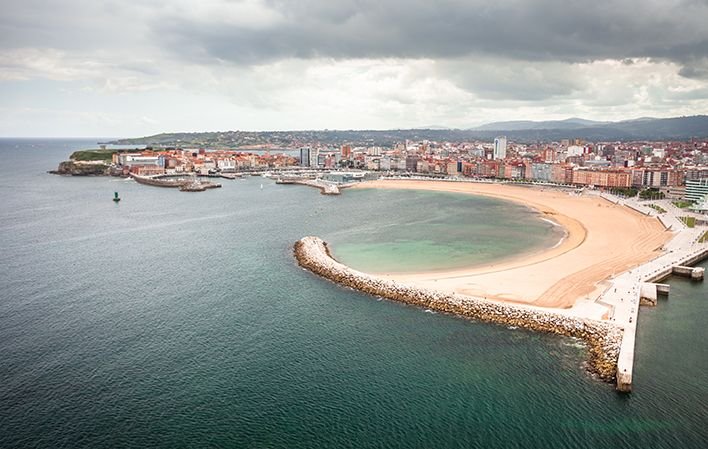 Playa de Poniente - A guide to the best beaches in Gijon