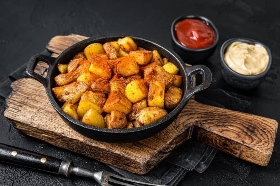 Patatas bravas, spicy potatoes, a Spanish dish with fried potato and a spicy garlic sauce.